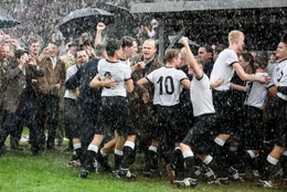 Fu&szlig;ball-Weltmeisterschaft in Bern 1954: Alle jubeln und werden von Trainer Sepp Herberger (Christoph Gareisen, M.) beglź&uuml;ckw&uuml;źnscht.