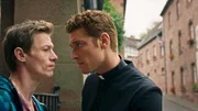Maik (Daniel Donskoy, r.) versucht seinen Bruder Kevin (Vincent Krüger) unter Kontrolle zu halten. Der jedoch macht seinem schlechten Ruf alle Ehre.