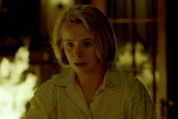 Ihre Zuneigung zu einem Kollegen bringt Reba McClane (Emily Watson) in Lebensgefahr.