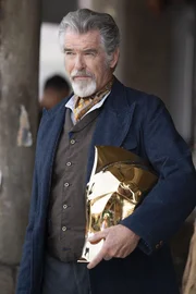Pierce Brosnan als Kent Nelson / Doctor Fate