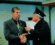 Captain Harris (G. W. Bailey, l.) liest Constantin Konali (Ron Perlman, l.) mal so richtig die Leviten ...