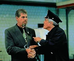 Captain Harris (G. W. Bailey, l.) liest Constantin Konali (Ron Perlman, l.) mal so richtig die Leviten ...