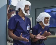 Dr. Winston Ndugu (Anthony Hill, l.); Dr. Maggie Pierce (Kelly McCreary, r.)