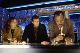 Martin Riggs (Mel Gibson, m), Roger Murtaugh (Danny Glover, r)