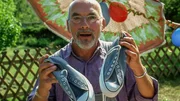 Mit welchen Schuhen kann man Fu&szlig;ball spielen, Schlittschuh laufen und Wandern gehen? Peter (Peter Lustig) ist auf der Suche nach dem perfekten Schuh.