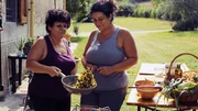 Zu Tisch Bologna – Italien Luisa und Tocher Anna füllen die Tortellini mit Gemüse aus dem eigenen Garten.