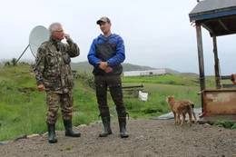 Niels Sakariassen im Gespr&auml;ch mit dem Schafsz&uuml;chter Chris Pape. Er f&uuml;hrt seit zwei Jahren eine Schafsfarm nahe einer geplanten Seltenen Erden und Uran-Mine.