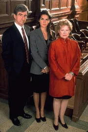 L-R: Jack McCoy (Sam Waterston), Abbie Carmichael (Angie Harmon) und Nora Lewin (Dianne Wiest)