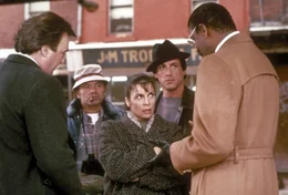 Obwohl er seine Handschuhe an den Nagel geh&auml;ngt hat, steht Ex-Weltmeister Rocky Balboa (Sylvester Stallone, 2. v. r.) immer noch im &ouml;ffentlichen Interesse, genauso wie seine Frau Adrian (Talia Shire, M.) und sein Schwager Paulie (Burt Young, 2. v. l.).