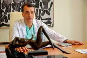 Dr. Felix Heldt (Michael Masula) ist Schönheitschirurg und Geburtshelfer, sowie Chefarzt an einer sehr exklusiven Fachklinik.
