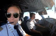 Pilot und Co-Pilotin bei einem Langstreckenflug in die Karibik. Pilot und Co-Pilotin bei einem Langstreckenflug in die Karibik.