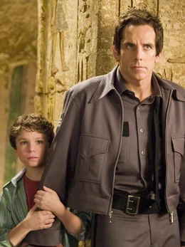 Nachtw&auml;chter Larry (Ben Stiller, r.) nimmt seinen Sohn Nick (Jake Cherry) mit ins Museum, um ihm zu zeigen wie die Figuren zum Leben erwachen. Doch an diesem Tag bleiben sie leblos ...