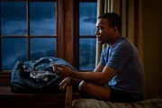 John Channing (Ashley Walters) fühlt sich hilflos. Er hat genug davon, tatenlos im Haus herumzusitzen, während von Julie immer noch jede Spur fehlt.