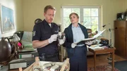 Polizeihauptmeister Kai Timmermann (Mathias Junge, l.) und Austauschpolizistin Stine Bergendal (Sidsel Hindhede, r.) finden bei Lutter Bodenproben und jede Menge Informationen über Gerd Böckmann. Welchen Zusammenhang könnte es hier geben? Allem Anschein nach verbindet die beiden ein lang währender Streit.