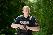 Der Polizist Tim M&uuml;nzinger (Julius Nitschkoff) wurde wegen eines Mordes gerufen.