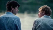 Nach einem tiefgreifenden Gespräch wird Harry (Rory Fleck Byrne, r.) und Adam (Ben Whishaw, l.) klar, wo sie in ihrer Beziehung stehen. Dabei wird beiden etwas sehr deutlich.