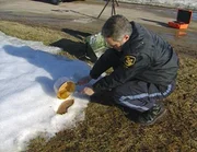 Der Forensiker Jim Eadie entdeckt im Schnee den Schuhabdruck des Täters.