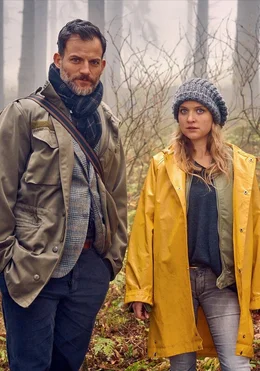 Die investigative Journalistin Stefanie &bdquo;M&uuml;tze&ldquo; Schneider (Lara Mandoki) und ihr Kollege Jan (Torben Liebrecht) beginnen eine gef&auml;hrliche Recherche.