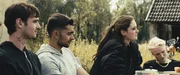 Devid (Aaron Hilmer, l.) ist der Außenseiter unter den jugendlichen Straftätern. Von links: Lobo (Zoran Pingel), Ella (Lea van Acken) und Anton (Anton Nürnberg) sitzen im Hof.