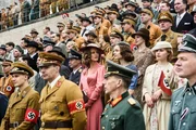 Auf der Trib&uuml;ne des Reichsparteitag in N&uuml;rnberg - umgeben von NSDAP-Politikern, Wehrmachtssoldaten und Gesch&auml;ftsm&auml;nnern (Komparsen) - schl&auml;gt Friedl (Nadja Becker, Mitte r.) K&auml;the (Picco von Groote, Mitte l.) vor, in der Firma mitzuarbeiten.