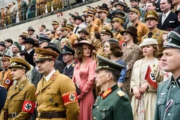 Auf der Trib&uuml;ne des Reichsparteitag in N&uuml;rnberg - umgeben von NSDAP-Politikern, Wehrmachtssoldaten und Gesch&auml;ftsm&auml;nnern (Komparsen) - schl&auml;gt Friedl (Nadja Becker, Mitte r.) K&auml;the (Picco von Groote, Mitte l.) vor, in der Firma mitzuarbeiten.