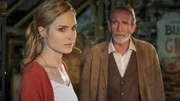 Mit der Überschreibung der Destillerie auf seine Töchter möchte Ronald (Jochen Nickel) der rastlosen Alice (Hedi Honert) endlich ein Zuhause geben.
