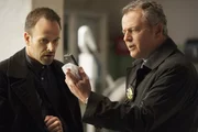 Bei den Ermittlungen gegen Moriarty: Sherlock Holmes (Jonny Lee Miller, l.) und Gregson (Aidan Quinn, r.) ...