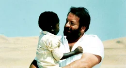Bodo (Baldwyn Dakile) und Kommissar Rizzo, alias Plattfu&szlig; (Bud Spencer)