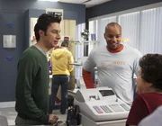 Die beiden Freunde albern wieder einmal gehörig herum: J.D. (Zach Braff, l.) und Turk (Donald Faison, 2.v.r.) sorgen für Abwechslung im Krankenhausalltag ...
