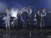 (10. Staffel) - Im Kampf gegen das Böse: Reid (Matthew Gray Gubler, r.), Derek (Shemar Moore, 2.v.l.), Hotch (Thomas Gibson, 3.v.r.), Rossi (Joe Mantegna, M.), JJ (AJ Cook, 3.v.l.), Garcia (Kirsten Vangsness, l.) und Kate (Jennifer Love Hewitt, 2.v.r.) .... (10. Staffel) - Im Kampf gegen das Böse: Reid (Matthew Gray Gubler, r.), Derek (Shemar Moore, 2.v.l.), Hotch (Thomas Gibson, 3.v.r.), Rossi (Joe Mantegna, M.), JJ (AJ Cook, 3.v.l.), Garcia (Kirsten Vangsness, l.) und Kate (Jennifer Love Hewitt, 2.v.r.) ....