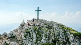 Nach der Wanderung folgt die Belohnung am Gipfel.