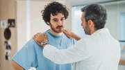 Trost vom Chef, v.li.: Pierpaolo Spollon als Dr. Riccardo Bonvegna, Luca Argentero als Dr. Andrea Fanti