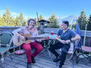 Silvia Beyer singend und Marcus Fahn auf der Hündeleskopfhütte. Silvia Beyer singend und Marcus Fahn auf der Hündeleskopfhütte.