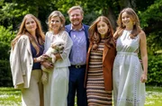 Das sogenannte A-Team der Niederlande: Amalia (l.), Alexia (2.v.r.) und Ariane (r.), die Töchter von König Willem-Alexander (M.) und Königin Máxima (2.v.l.). Was bedeutet es, dass nur eine von ihnen einmal den Thron besteigen wird? Das sogenannte A-Team der Niederlande: Amalia (l.), Alexia (2.v.r.) und Ariane (r.), die Töchter von König Willem-Alexander (M.) und Königin Máxima (2.v.l.). Was bedeutet es, dass nur eine von ihnen einmal den Thron besteigen wird?