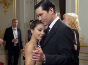 Philipp Brentano (Thomas Koch) hat den Hochzeitstag vergessen und Arzu (Arzu Bazman) war sehr enttäuscht. Doch auf dem Ärzteball versichert Philipp Arzu, dass sie das Wichtigste in seinem Leben ist.