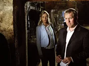 Thomas Stickler (Harald Krassnitzer, r.) zeigt Claudia Plattner (Susanne Michel, l.), die ihn bei seinen Pl&auml;nen unterst&uuml;tzt und ihn in die Geheimnisse des Weinbaus einf&uuml;hrt, den alten Keller.