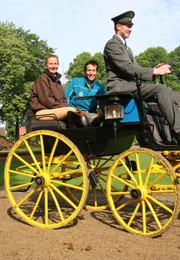 Willi mit Burghardt Elkman und Susanne Rimkus auf dem nordrhein-westfälischen Landgestüt in Warendorf.