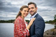 Eigentlich steht Emil (Marc Barthel) kurz vor der Hochzeit mit Liv. Doch längst vergessene Gefühle kommen wieder hoch, als er Juna (Hanna Mall), seine Freundin aus Kindheitstagen, wiedersieht. Eigentlich steht Emil (Marc Barthel) kurz vor der Hochzeit mit Liv. Doch längst vergessene Gefühle kommen wieder hoch, als er Juna (Hanna Mall), seine Freundin aus Kindheitstagen, wiedersieht.
