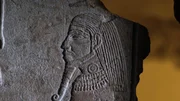 Ein Fragment von einer Kapelle des Pharao Djoser aus Heliopolis gilt als eine der &auml;ltesten Darstellung eines Gottes in Menschengestalt. Es stammt aus der Gr&uuml;ndungszeit von Heliopolis vor &uuml;ber 4000 Jahren &ndash; heute im Turiner Museo Egizio.