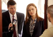 Booth (David Boreanaz) und Brennan (Emily Deschanel) statten dem Bruder der Get&ouml;teten, Aziz Nazeri, einen Besuch ab. Hat er seine Schwester ermordet, um wieder zur&uuml;ck in seine Heimat zu kommen?
