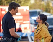 Bei einem Gespräch mit Bailey (Jenna Dewan) erfährt Nolan (Nathan Fillion) etwas über ihre Vergangenheit.
