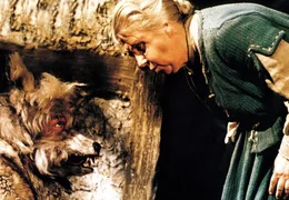 Der Wolf (Werner Dissel, li.) will RotkĂ&curren;ppchens GroĂźmutter (Friedel Nowak, re.) fressen.&Acirc;