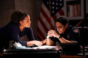 Station 19 Staffel 6 Folge 14 Alles läuft aus dem Ruder: Barrett Doss als Victoria Hughes, Carlos Miranda als Theo Ruiz