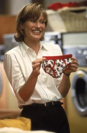 Schon bald kann sich Layla (Joey Lauren Adams) dem Charme des scheinbar alleinerziehenden Vaters nicht mehr entziehen ...