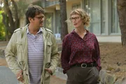 Der Journalist Stéphane Pianelli (Matthias Van Khache) unterhält sich mit der Bibliothekarin Zélie Bookmans (Clara Simpson). Es geht um die geplanten Bauarbeiten an der Schulsporthalle.