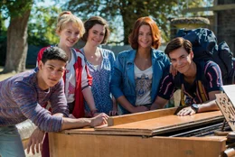 Freunde halten zusammen, egal, woher sie kommen! (v.l.n.r. : Tarik (Emilio Sakraya),  Bibi (Lina Larissa Strahl), Adea (Lea van Acken), Tina (Lisa-Maie Koroll) und Alexander (Louis Held).