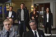Nicht nur ein Mord in der N&auml;he einer &Ouml;lfracking-Anlage h&auml;lt sie in Atem, sondern auch die Attacken auf CBI-Teammitglieder: Jason Wylie (Joe Adler, vorne l.), Patrick Jane (Simon Baker, hinten l.), Wayne Rigsby (Owain Yeoman, hinten 2.v.l.), Grace Van Pelt (Amanda Righetti, hinten 2.v.r.) und Teresa Lisbon (Robin Tunney, r.) ...