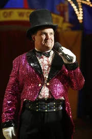 Die Spur zweier Leichen führt die Ermittler in den Zirkus von Direktor Henry Simon (Andy Richter).