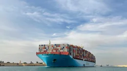 Die Ever Given wird von der Reederei Evergreen Marine betrieben. Das Schiff ist etwa 400 Meter lang, und geh&ouml;rt mit einem Fassungsverm&ouml;gen von mehr als 20.000 Containern zu den gr&ouml;&szlig;ten Frachtern der Welt.