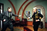 W&auml;hrend seine Kollegen ermitteln, tummelt sich Commandant. Eric Lassard (George Gaynes, r.) auf einer russischen Beerdigung. Und dennoch gelingt es ausgerechnet ihm, den gef&auml;hrlichen Gangster Constantin Konali (Ron Perlman, l.) zu stellen ...